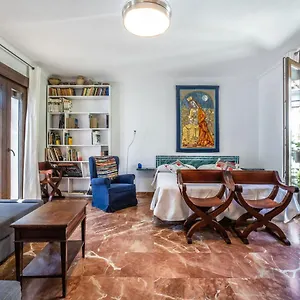 Con Patio Cordobés En San Basilio Appartement